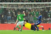 14 November 2009; Glenn Whelan, Republic of Ireland, attempts a shot on goal. FIFA 2010 World Cup Qualifying Play-off 1st Leg, Republic of Ireland v France, Croke Park, Dublin. Photo by Sportsfile