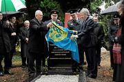 18 November 2009; Uachtarán CLG Gael Criostóir Ó Cuana, and Paraic Duffy, right, Ard Stiurthoir of the GAA, along with Garda Commissioner Facthna Murphy, second from left, and Chief Superintendent of the PSNI Gerry O'Callaghan, second from right, unveil the Headstone to Thomas St. George McCarthy. Deansgrange Cemetery, Dublin. Picture credit: Pat Murphy / SPORTSFILE