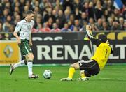 18 November 2009; Robbie Keane, Republic of Ireland, beats the French goalkeeper Hugo Lloris only to see the ball run over the end line. FIFA 2010 World Cup Qualifying Play-off 2nd Leg, Republic of Ireland v France, Stade de France, Saint-Denis, Paris, France. Picture credit: David Maher / SPORTSFILE