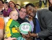 26 November 2009; Michael Murphy, age 2, from Co. Kilkenny, and his dad Donal, originally from Co. Kerry, with Pelé during a visit to Our Lady's Children's Hospital, Crumlin, Dublin. Picture credit: Pat Murphy / SPORTSFILE