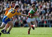 22 April 2001; James Nallen of Mayo is challenged by Séamus O'Neill of Roscommon during the Allianz National Football League Semi Final match between Mayo and Roscommon at Markievicz Park in Sligo. Photo by Damien Eagers/Sportsfile