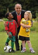 1 June 2010; Former World Cup winner with Argentina Ossie Ardiles with Annui Otto, left, age 5, from Kill, Co. Kildare, and Susie Power, age 6, from Kilcullen, Co. Kildare, at the launch of RTÉ Sport’s 2010 FIFA World Cup Coverage. RTÉ, Donnybrook, Dublin. Picture credit: Barry Cregg / SPORTSFILE