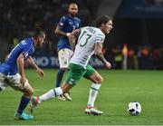 22 June 2016; Jeff Hendrick of Republic of Ireland in action against Alessandro Florenzi of Italy during the UEFA Euro 2016 Group E match between Italy and Republic of Ireland at Stade Pierre-Mauroy in Lille, France. Photo by David Maher/Sportsfile