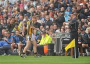 5 September 2010; Kilkenny's Henry Shefflin leaves the field in the first half with a knee injury. GAA Hurling All-Ireland Senior Championship Final, Kilkenny v Tipperary, Croke Park, Dublin. Picture credit: David Maher / SPORTSFILE