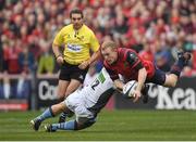 22 October 2016; Keith Earls of Munster, tackled by Sam Johnson of Glasgow, offloads to team-mate Tyler Bleyendaal to set up their side's first try during the European Rugby Champions Cup Pool 1 Round 2 match between Munster and Glasgow Warriors at Thomond Park in Limerick. Photo by Brendan Moran/Sportsfile
