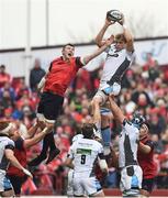 22 October 2016; Jonny Gray of Glasgow wins a lineout from Peter O’Mahony of Munster during the European Rugby Champions Cup Pool 1 Round 2 match between Munster and Glasgow Warriors at Thomond Park in Limerick. Photo by Brendan Moran/Sportsfile