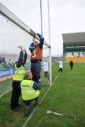 6 March 2011; Dublin squad member John Hetherton fixes the goal net with help from steward Jim Kelly and Paddy Harvey. Allianz Hurling League Division 1 Round 3, Offaly v Dublin, O'Connor Park, Tullamore, Co. Offaly. Picture credit: Matt Browne / SPORTSFILE