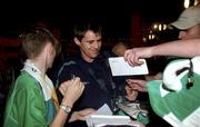 16 November 2001; Irish fans welcome home Kevin Kilbane after the Republic of Ireland soccer team qualified for the 2002 World Cup Finals in Japan during the homecoming at Dublin Airport in Dublin. Photo by David Maher/Sportsfile