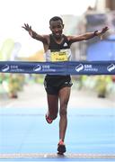 30 October 2016; Dereje Debele Tulu from Ethiopia crosses the line to win the SSE Airtricity Dublin Marathon 2016 at Merrion Square in Dublin City. 19,500 runners took to the Fitzwilliam Square start line to participate in the 37th running of the SSE Airtricity Dublin Marathon, making it the fourth largest marathon in Europe. Photo by Stephen McCarthy/Sportsfile