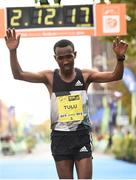 30 October 2016; Dereje Debele Tulu from Ethiopia crosses the line to win the SSE Airtricity Dublin Marathon 2016 at Merrion Square in Dublin City. 19,500 runners took to the Fitzwilliam Square start line to participate in the 37th running of the SSE Airtricity Dublin Marathon, making it the fourth largest marathon in Europe. Photo by Stephen McCarthy/Sportsfile