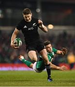 19 November 2016; Beauden Barrett of New Zealand escapes the tackle of Conor Murray of Ireland on his way to scoring his side's second try during the Autumn International match between Ireland and New Zealand at the Aviva Stadium, Lansdowne Road, in Dublin. Photo by Stephen McCarthy/Sportsfile