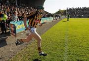 11 June 2011; Henry Shefflin, Kilkenny, makes his way on to the pitch before the game. Leinster GAA Hurling Senior Championship Semi-Final, Wexford v Kilkenny, Wexford Park, Wexford. Picture credit: Pat Murphy / SPORTSFILE