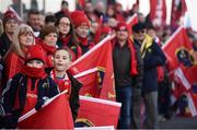 21 January 2017; Munster supporters await the arrival of the team buses  ahead of the European Rugby Champions Cup Pool 1 Round 6 match between Munster and Racing 92 at Thomond Park in Limerick. Photo by Diarmuid Greene/Sportsfile