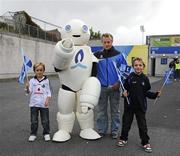 10 September 2011; Dublin senior hurler Finn McGarry with supporters Liam Garrigan, aged 7, and Michael Cunningham, also aged 7, from Lucan, Co. Lucan, with the Bord Gais Energy Bot mascot. Semple Stadium, Thurles, Co. Tipperary. Picture credit: Dáire Brennan / SPORTSFILE