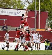 15 April 2017; Kieran Treadwell of Ulster wins possession in a lineout ahead of Peter O’Mahony of Munster during the Guinness PRO12 Round 20 match between Munster and Ulster at Thomond Park in Limerick. Photo by Diarmuid Greene/Sportsfile
