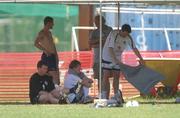 19 May 2002; Republic of Ireland players Alan Kelly, Roy Keane, Steve Staunton and Kevin Kilbane, cool down under the shade during squad training. Adagym Sportsgrounds, Saipan. Soccer. Cup2002. Picture credit; David Maher / SPORTSFILE *EDI*