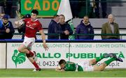 29 April 2017; Alex Wootton of Munster evades Luca Sperandio of Benetton Treviso on his way to scoring a try during the Guinness PRO12 Round 21 match between Benetton Treviso and Munster at Stadio Monigo in Treviso, Italy. Photo by Roberto Bregani/Sportsfile
