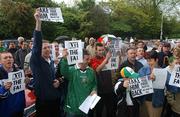 28 May 2002; Republic of Ireland supporters protest outside FAI Headquarters in Merrion Square, Dublin, in support of Roy Keane. Photo by Ray McManus/Sportsfile