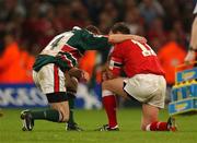 25 May 2002; Munster's John Kelly, right, is consoled by fellow Irishman Geordan Murphy of Leicester Tigers following the Heineken Cup Final match between Leicester Tigers and Munster at the Millennium Stadium in Cardiff, Wales. Photo by Brendan Moran/Sportsfile