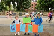 5 June 2017; Lucy Morris, age 4 with Michael Morris, age 6, and Sophie Morris, age 9, all from Clontarf, hold up a banner during the VHI Women’s Mini Marathon 2017. Nearly 33,000 participants took to the streets of Dublin to run, walk and jog the 10km route, raising much needed funds for hundreds of charities around the country. For further information please log on to www.vhiwomensminimarathon.ie Photo by Eóin Noonan/Sportsfile
