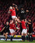8 July 2017; Courtney Lawes of the British & Irish Lions takes possession in a lineout ahead of Ardie Savea of New Zealand during the Third Test match between New Zealand All Blacks and the British & Irish Lions at Eden Park in Auckland, New Zealand. Photo by Stephen McCarthy/Sportsfile