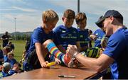 18 July 2017; Ian Middleton gets an autograph from Leinster's Cathal Marsh during Bank of Ireland Leinster Rugby Summer Camp in Seapoint. Photo by Piaras Ó Mídheach/Sportsfile