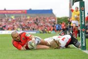 8 April 2012; Simon Zebo, Munster, scores his side's first try despite the efforts of Andrew Trimble, Ulster. Heineken Cup Quarter-Final, Munster v Ulster, Thomond Park, Limerick. Picture credit: Diarmuid Greene / SPORTSFILE