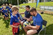 9 August 2017; Finn Rickard getting an autograph from Leinster's Sean O'Brien during the Bank of Ireland Leinster Rugby Summer Camp at De La Salle RFC in Glenamuck North, Dublin. Photo by Matt Browne/Sportsfile