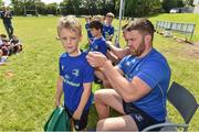 9 August 2017; Reuben Knuttel getting an autograph from Leinster's Sean O'Brien during the Bank of Ireland Leinster Rugby Summer Camp at De La Salle RFC in Glenamuck North, Dublin. Photo by Matt Browne/Sportsfile