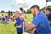 9 August 2017; Andrew Olliffe Bolton getting an autograph from Leinster's Sean O'Brien during the Bank of Ireland Leinster Rugby Summer Camp at De La Salle RFC in Glenamuck North, Dublin. Photo by Matt Browne/Sportsfile