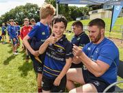 9 August 2017; Eoin Connolly getting an autograph from Leinster's Sean O'Brien during the Bank of Ireland Leinster Rugby Summer Camp at De La Salle RFC in Glenamuck North, Dublin. Photo by Matt Browne/Sportsfile