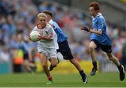 27 August 2017; Ronán Teahan of Aughatubrid NS, Co Kerry, representing Tyrone, in action against Jack Slevin of St. Mary’s NS, Co Offaly, representing Dublin, and Jack Aylmer of Gaelscoil Osraí, Co Kilkenny, representing Dublin, right, during the INTO Cumann na mBunscol GAA Respect Exhibition Go Games at Dublin v Tyrone - GAA Football All-Ireland Senior Championship Semi-Final at Croke Park in Dublin. Photo by Piaras Ó Mídheach/Sportsfile