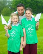 5 June 2012; Boxer Kenneth Egan with Katie McKernan, age 9, and Isobel Oppermann, right, aged 9, both from Malahide, prior to taking part in the Olympic Dream Run, Howth, Co. Dublin. Photo by Sportsfile