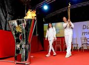6 June 2012; Irish Olympian & 5000m silver medallist Sonia O'Sullivan and her daughter Sophie, age 10, light the cauldron with the Olympic Flame during the London 2012 Olympic Torch Relay. St. Stephen's Green, Dublin. Picture credit: Brian Lawless / SPORTSFILE