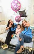 25 September 2017; Birthday girl Ava Finn, age 5, from Tubbercurry, Co Tipperary, celebrates her birthday with Dublin Senior Ladies Footballers Sinéad Goldrick and Sinéad Finnegan in attendance during the All-Ireland Senior Ladies Football Champions visit to Temple Street Children's Hospital at Temple Street Children’s Hospital, in Dublin. Photo by Cody Glenn/Sportsfile