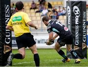 30 September 2017; Darren Cave of Ulster on his way to score his side a try during the Guinness PRO14 Round 5 match between Zebre and Ulster at Stadio Lanfranchi, in Parma, Italy. Photo by Roberto Bregani/Sportsfile