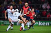 21 October 2017; Simon Zebo of Munster offloads a pass behind his back to team-mate Keith Earls as Pat Lambie of Racing 92 comes to challenge during the European Rugby Champions Cup Pool 4 Round 2 match between Munster and Racing 92 at Thomond Park in Limerick. Photo by Brendan Moran/Sportsfile