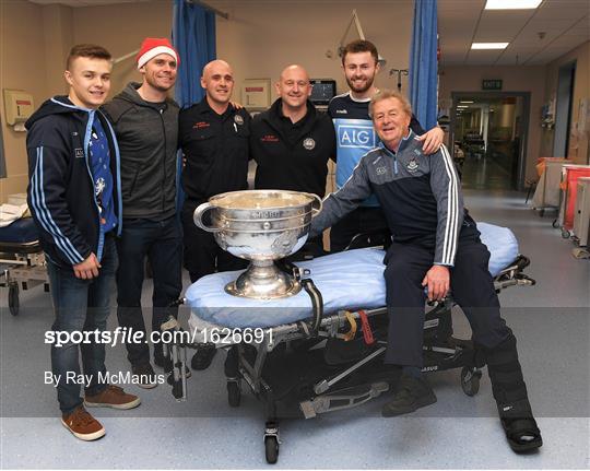 Dublin Football team visit hospitals on Christmas Day