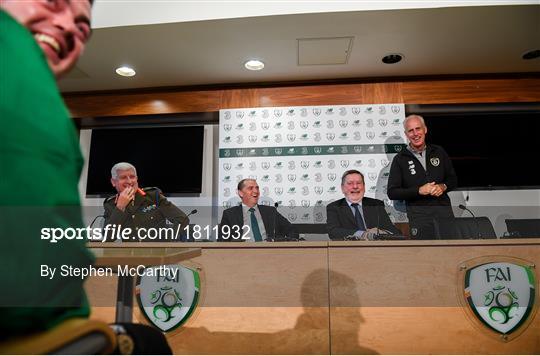 Mick McCarthy meets Irish Defence Forces team