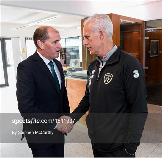 Mick McCarthy meets Irish Defence Forces team