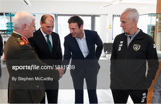 Mick McCarthy meets Irish Defence Forces team