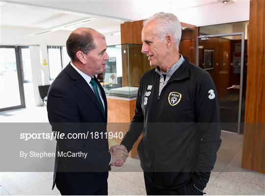 Mick McCarthy meets Irish Defence Forces team
