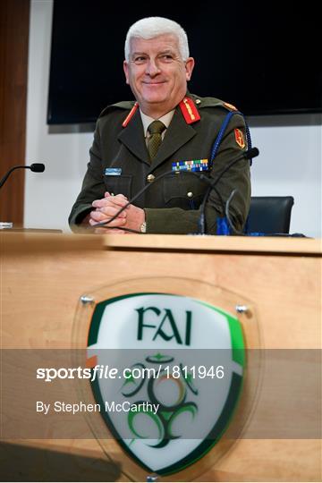 Mick McCarthy meets Irish Defence Forces team