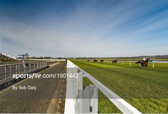 Horse Racing from Naas