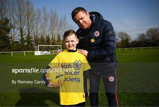 Paint the Town Yellow: Damien Duff and Oscar Walsh all in for Daffodil Day Paint the Town Yellow: Damien Duff and Oscar Walsh all in for Daffodil Day