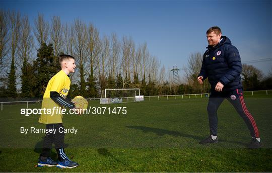 Paint the Town Yellow: Damien Duff and Oscar Walsh all in for Daffodil Day Paint the Town Yellow: Damien Duff and Oscar Walsh all in for Daffodil Day