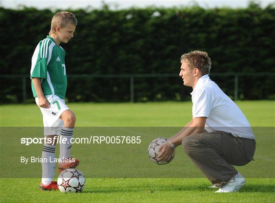 Kevin Doyle meets Shelbourne FC's U-11 team ahead of Danone Nations Cup