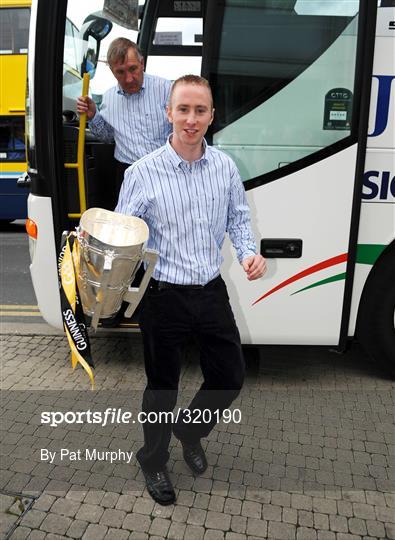 Kilkenny Team bring the Liam MacCarthy home