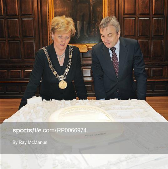UEFA General Secretary David Taylor meets The Lord Mayor of Dublin Cllr. Eibhlin Byrne