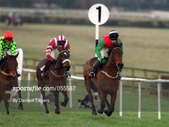 Horse racing from Fairyhouse